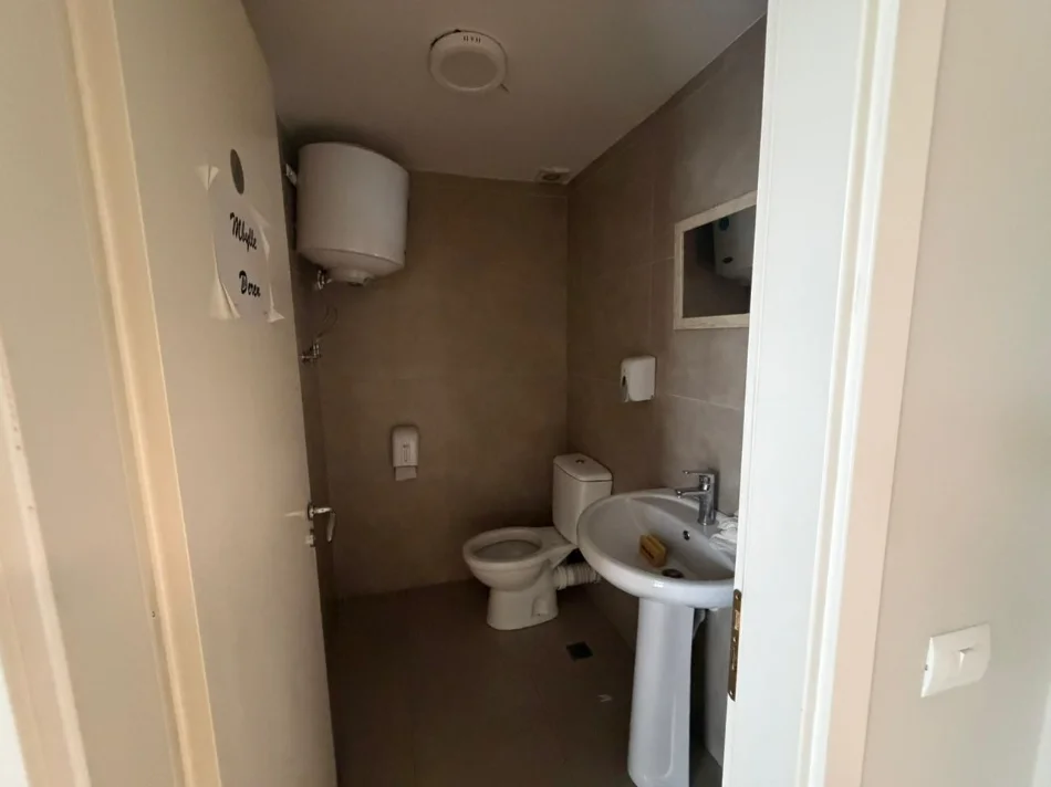 Tirane, jepet me qera ambjent biznesi Kati 1, 130 m² (rruga e kavajes)
