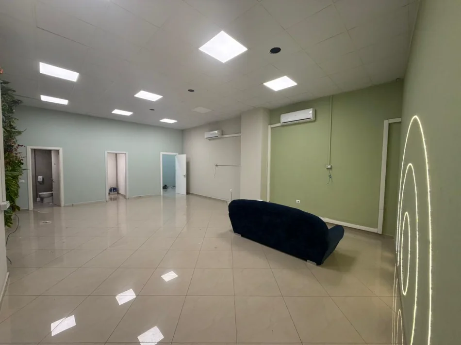 Tirane, jepet me qera ambjent biznesi Kati 1, 65 m² (rruga e kavajes)