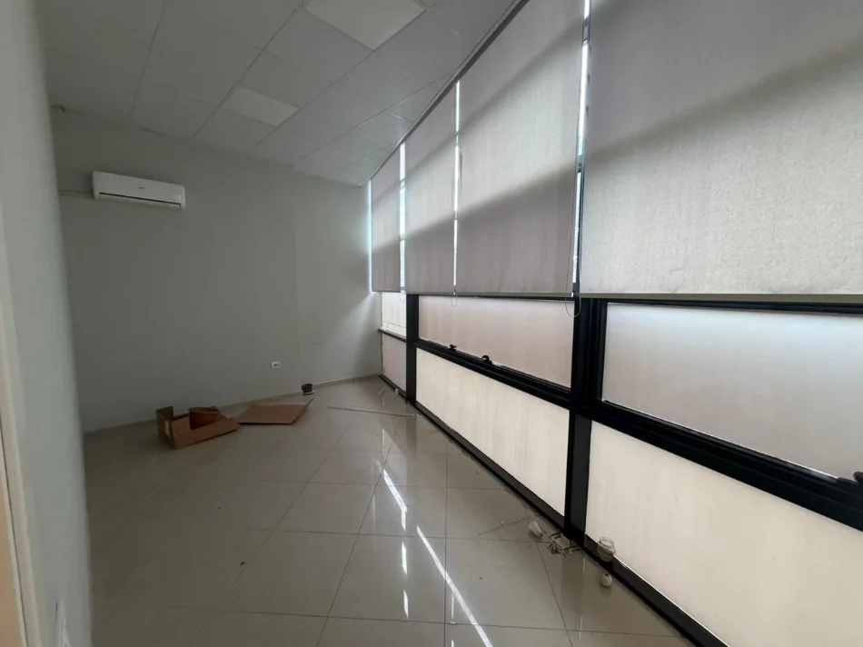 Tirane, jepet me qera ambjent biznesi Kati 1, 65 m² (rruga e kavajes)