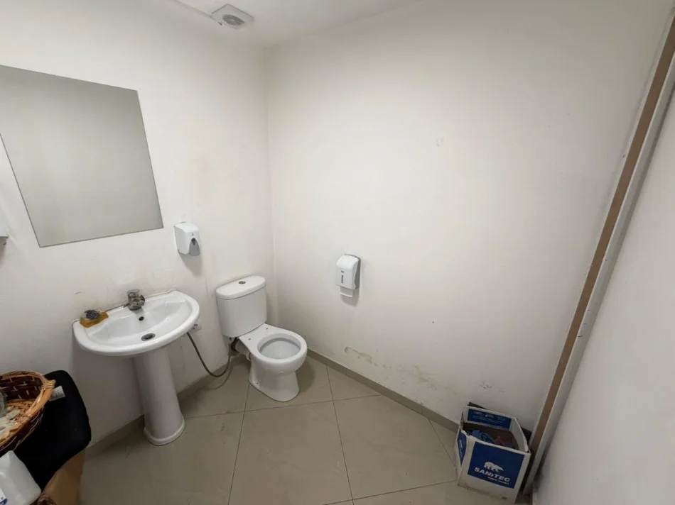Tirane, jepet me qera ambjent biznesi Kati 1, 65 m² (rruga e kavajes)