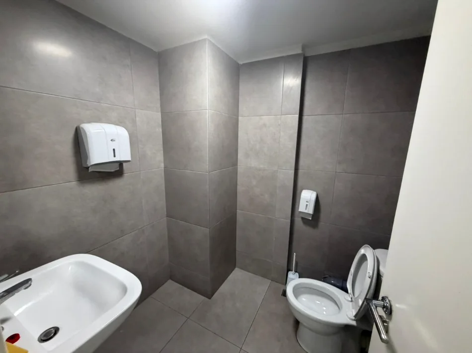 Tirane, jepet me qera ambjent biznesi Kati 1, 65 m² (rruga e kavajes)