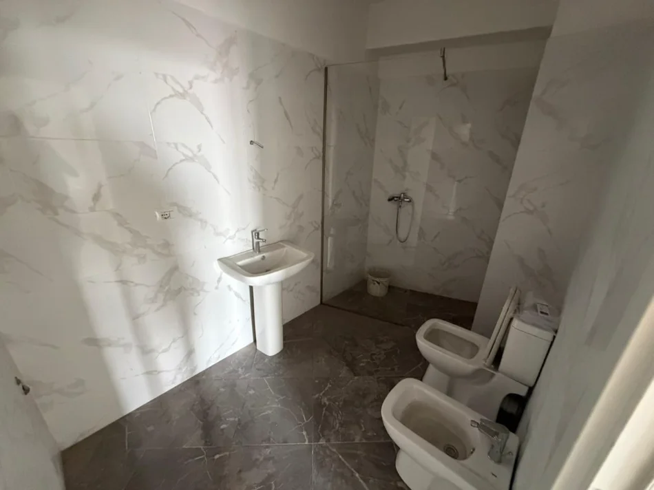 Tirane, jepet me qera ambjent biznesi Kati 7, 72 m² (rruga e kavajes)