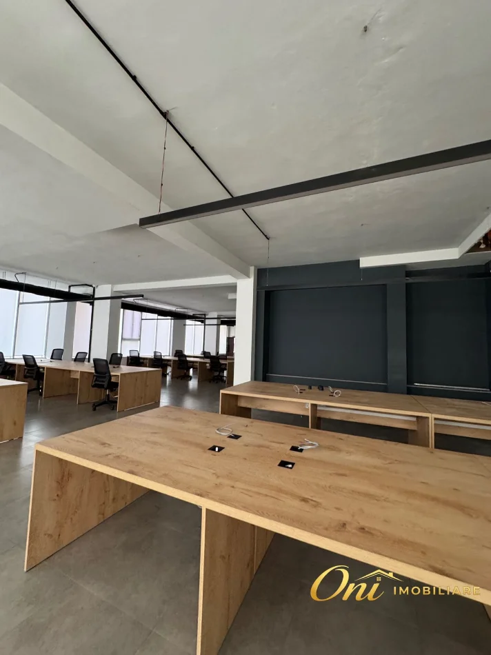 Tirane, jepet me qera zyre Kati 1, 750 m² 7.500 € (ASTIR)