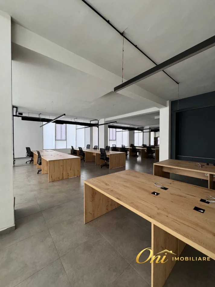 Tirane, jepet me qera zyre Kati 1, 750 m² 7.500 € (ASTIR)