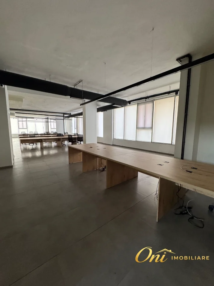 Tirane, jepet me qera zyre Kati 1, 750 m² 7.500 € (ASTIR)