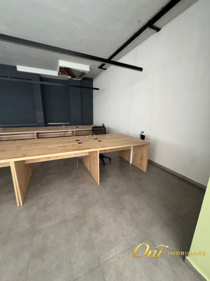 Tirane, jepet me qera zyre Kati 1, 750 m² 7.500 € (ASTIR)