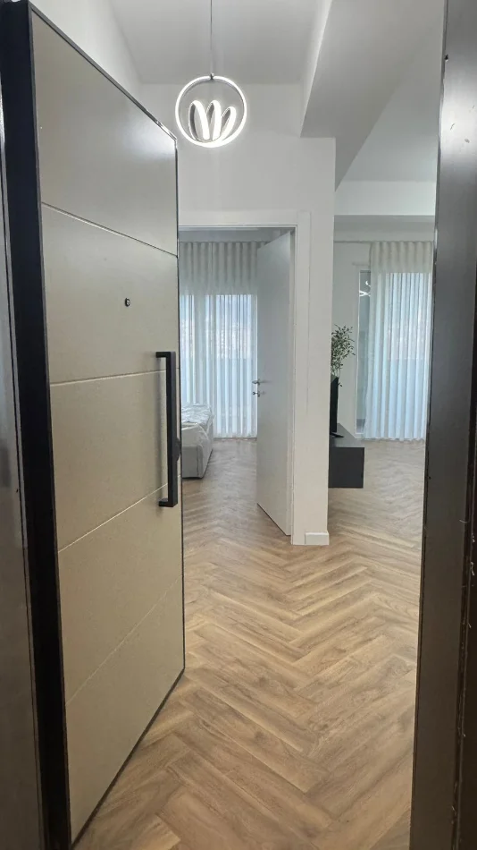 Tirane, jepet me qera apartament 1+1+Ballkon Kati 4, 70 m² 600 € (Golden Park, perballe Spitalit Amerikan 3)