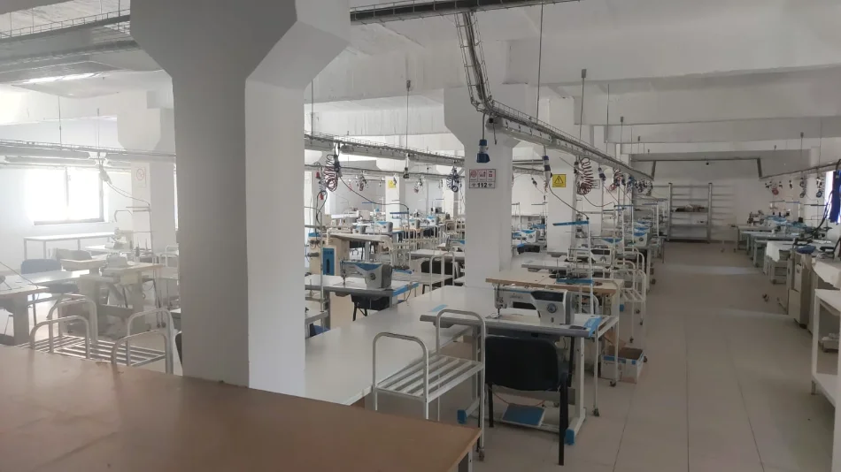 Tirane, jepet me qera magazine Kati 1, 900 m² 3.600 € (KOMBINAT)