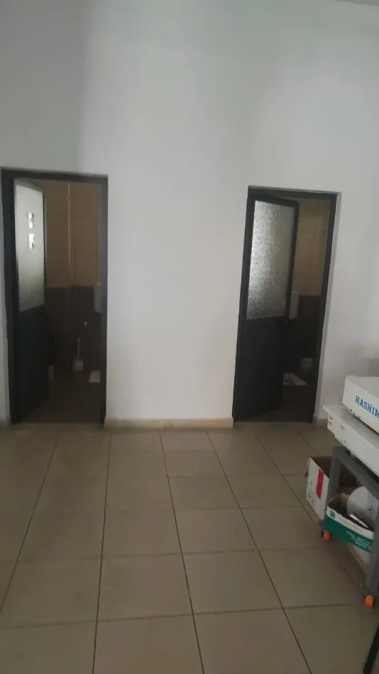 Tirane, jepet me qera magazine Kati 1, 900 m² 3.600 € (KOMBINAT)