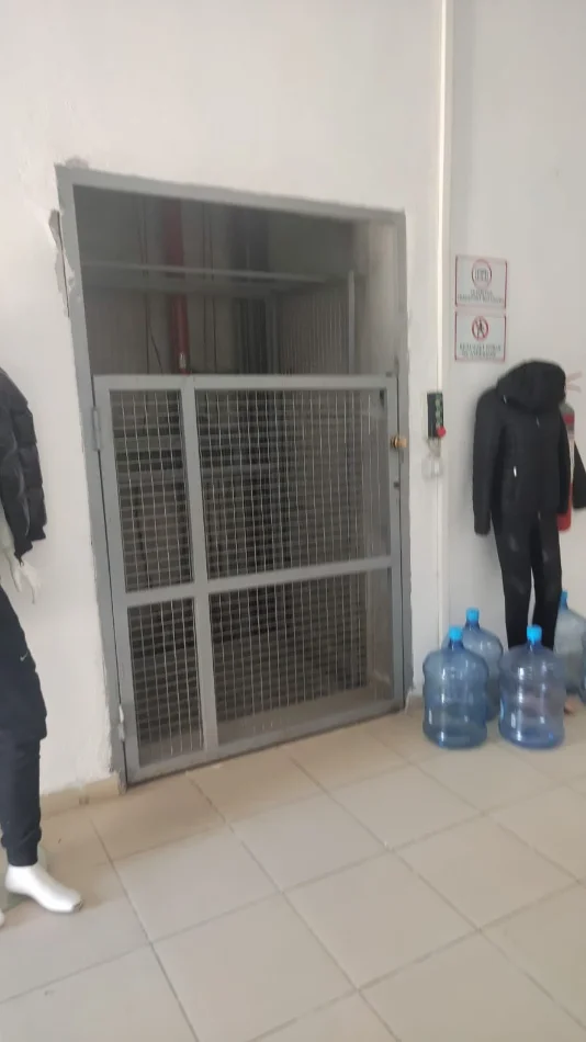 Tirane, jepet me qera magazine Kati 1, 900 m² 3.600 € (KOMBINAT)