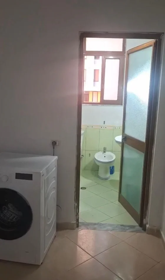 Tirane, jepet me qera apartament 2+1+Ballkon Kati 3, 90 m² 450 € (Jordan Misja)