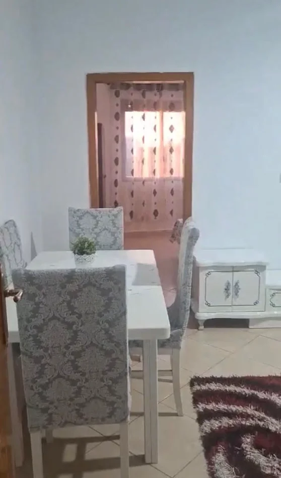 Tirane, jepet me qera apartament 2+1+Ballkon Kati 3, 90 m² 450 € (Jordan Misja)