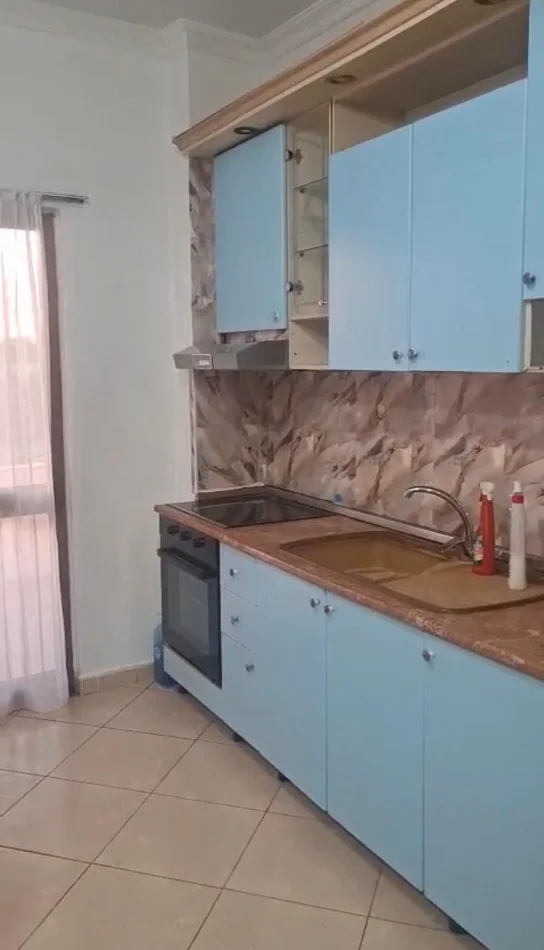 Tirane, jepet me qera apartament 2+1+Ballkon Kati 3, 90 m² 450 € (Jordan Misja)