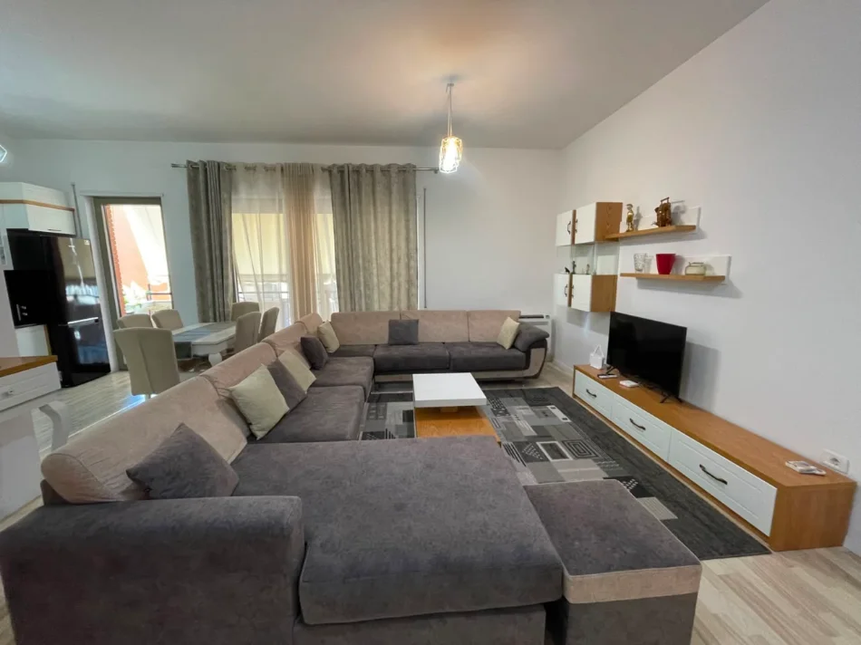 Tirane, jepet me qera apartament 2+1+Ballkon Kati 7, 128 m² 1.200 € (Kompleksi Delijorgji)