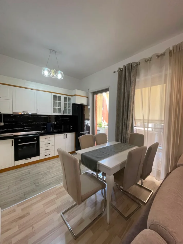 Tirane, jepet me qera apartament 2+1+Ballkon Kati 7, 128 m² 1.200 € (Kompleksi Delijorgji)