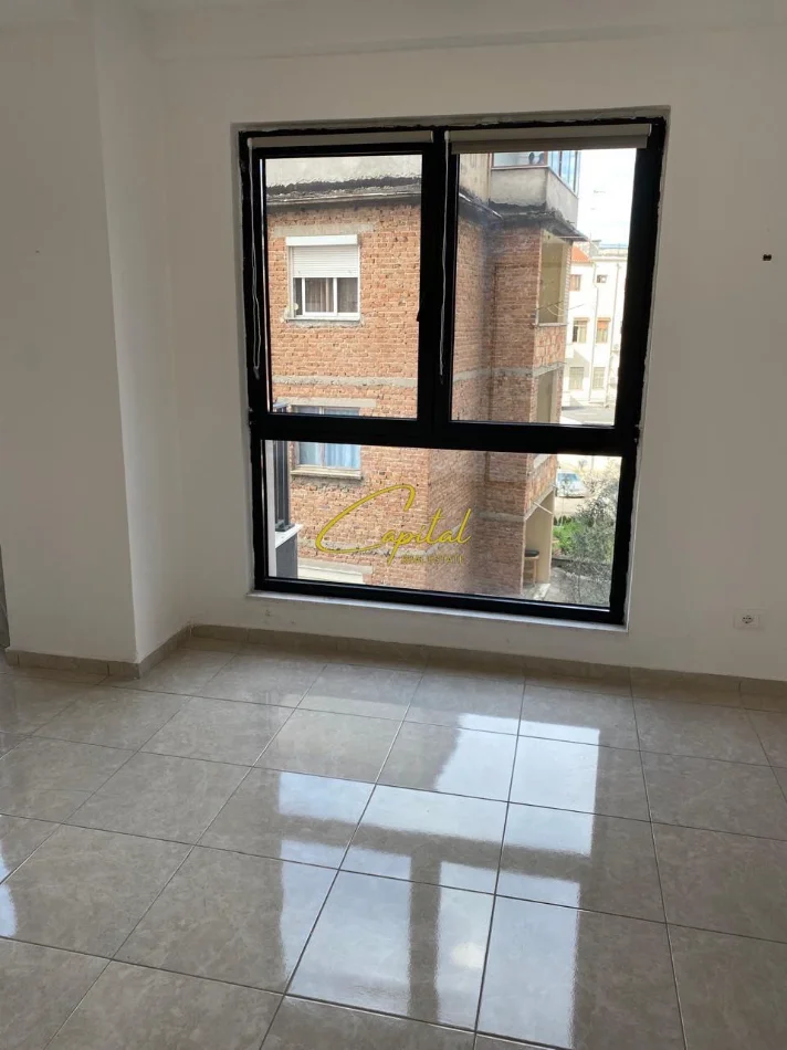 Tirane, jepet me qera ambjent biznesi Kati 3, 90 m² 800 € (PAZARI I RI)