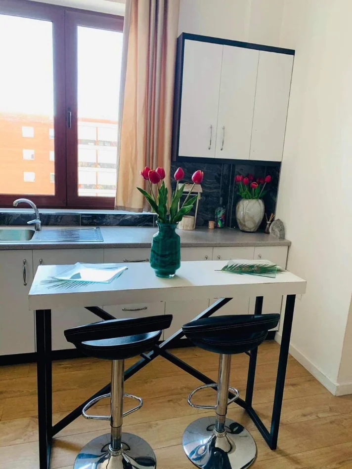 Tirane, jepet me qera apartament 1+1+Ballkon Kati 5, 65 m² 65.000 € (Kompleksi Delijorgji)