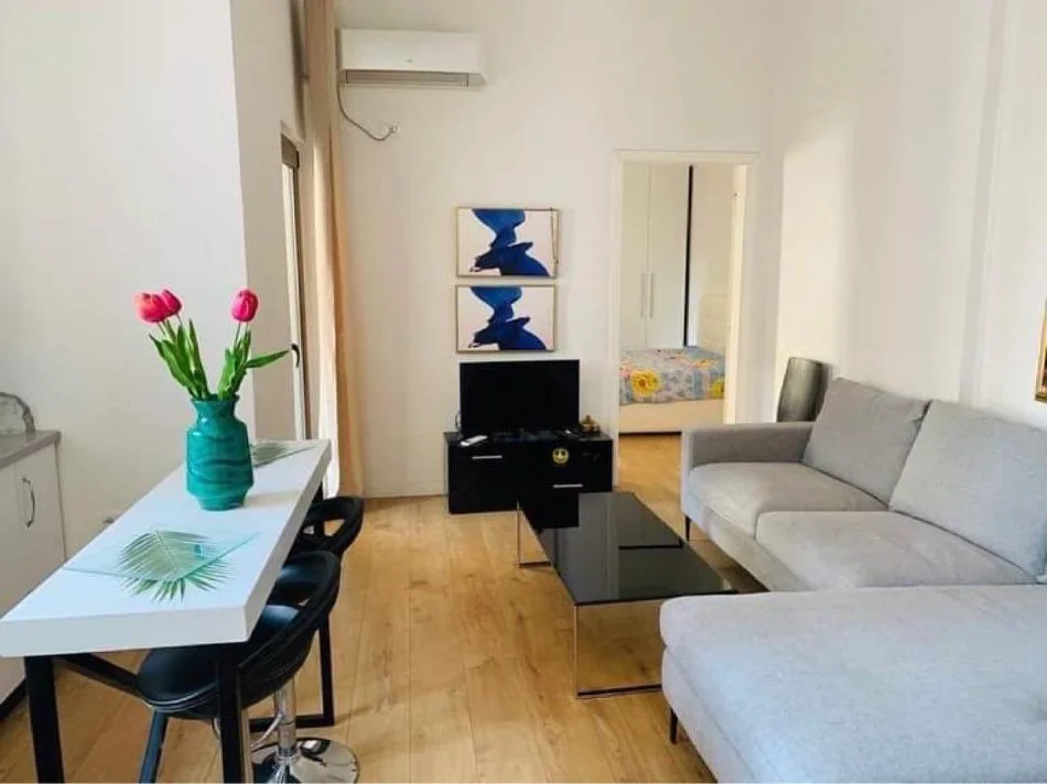 Tirane, jepet me qera apartament 1+1+Ballkon Kati 5, 65 m² 65.000 € (Kompleksi Delijorgji)