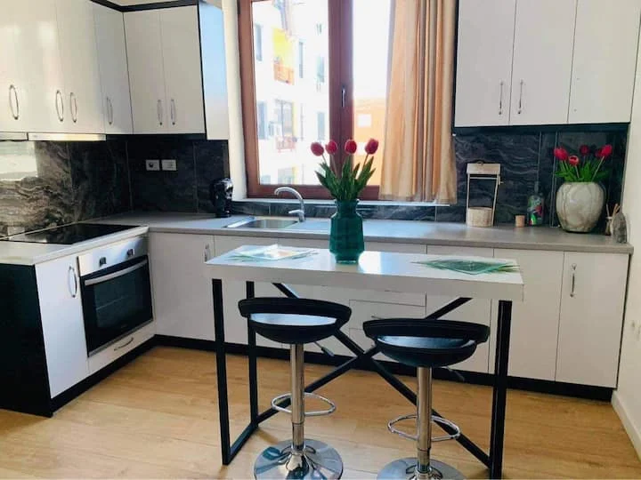 Tirane, jepet me qera apartament 1+1+Ballkon Kati 5, 65 m² 65.000 € (Kompleksi Delijorgji)