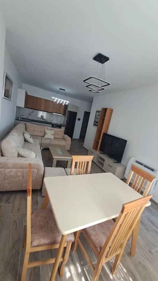 Tirane, jepet me qera apartament 1+1 Kati 1, 400 € (Tek Bushgjoka, Kamez)