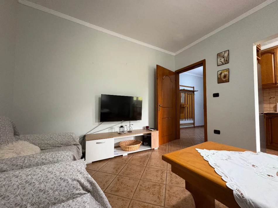 Tirane, jepet me qera apartament 1+1 Kati 2, 70 m² (laprak)