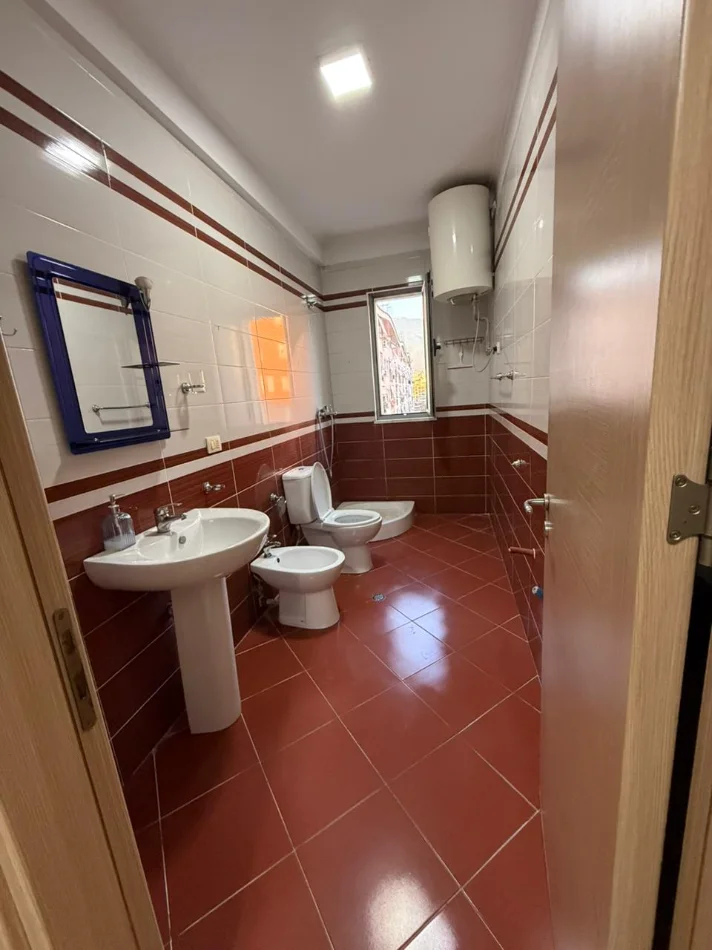 Tirane, jepet me qera apartament 2+1 Kati 5, 550 € (5 Maji)