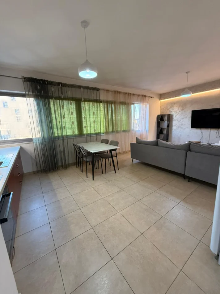 Tirane, jepet me qera apartament 2+1 Kati 5, 550 € (5 Maji)
