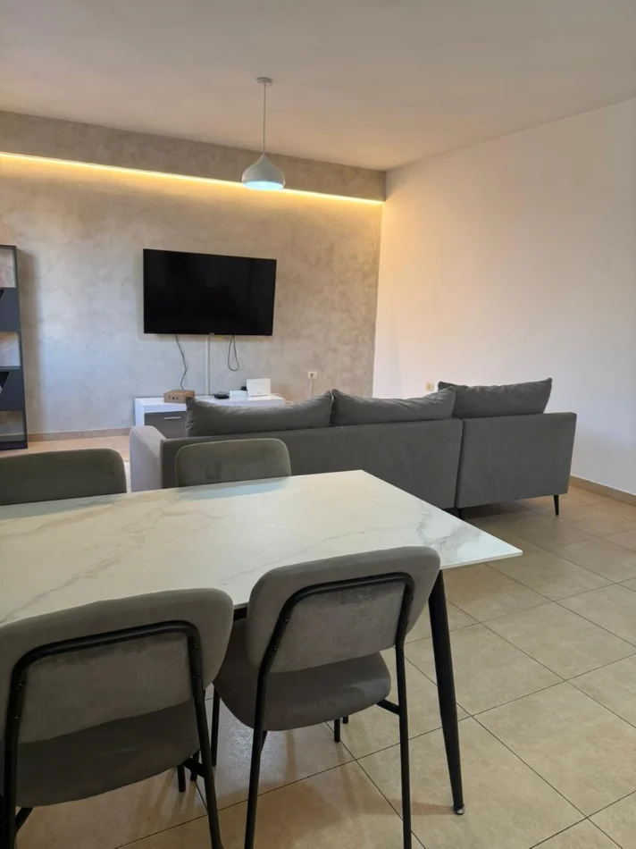 Tirane, jepet me qera apartament 2+1 Kati 5, 550 € (5 Maji)