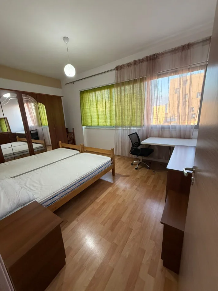 Tirane, jepet me qera apartament 2+1 Kati 5, 550 € (5 Maji)