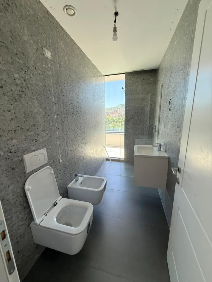 Tirane, jepet me qera ambjent biznesi Kati 7, 215 m² 2.700 € (Lake View) LIQENI ARTIFICIAL