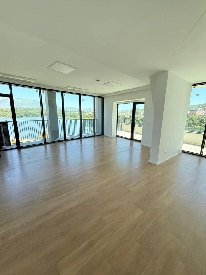 Tirane, jepet me qera zyre Kati 3, 210 m² 2.700 € (Lake View Residence, Tiranë)
