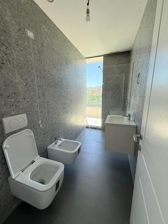 Tirane, jepet me qera zyre Kati 3, 210 m² 2.700 € (Lake View Residence, Tiranë)