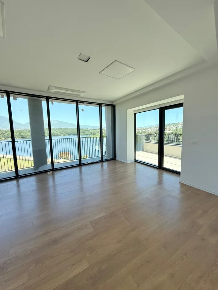 Tirane, jepet me qera ambjent biznesi Kati 7, 215 m² 2.700 € (Lake View) LIQENI ARTIFICIAL
