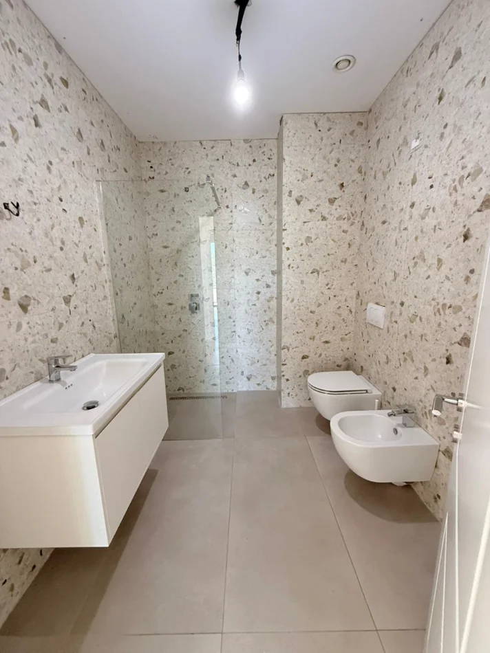 Tirane, jepet me qera zyre Kati 3, 210 m² 2.700 € (Lake View Residence, Tiranë)