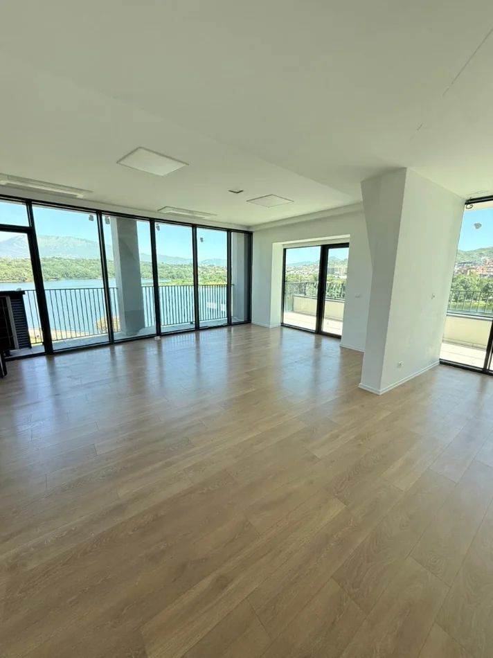 Tirane, jepet me qera ambjent biznesi Kati 7, 215 m² 2.700 € (Lake View) LIQENI ARTIFICIAL