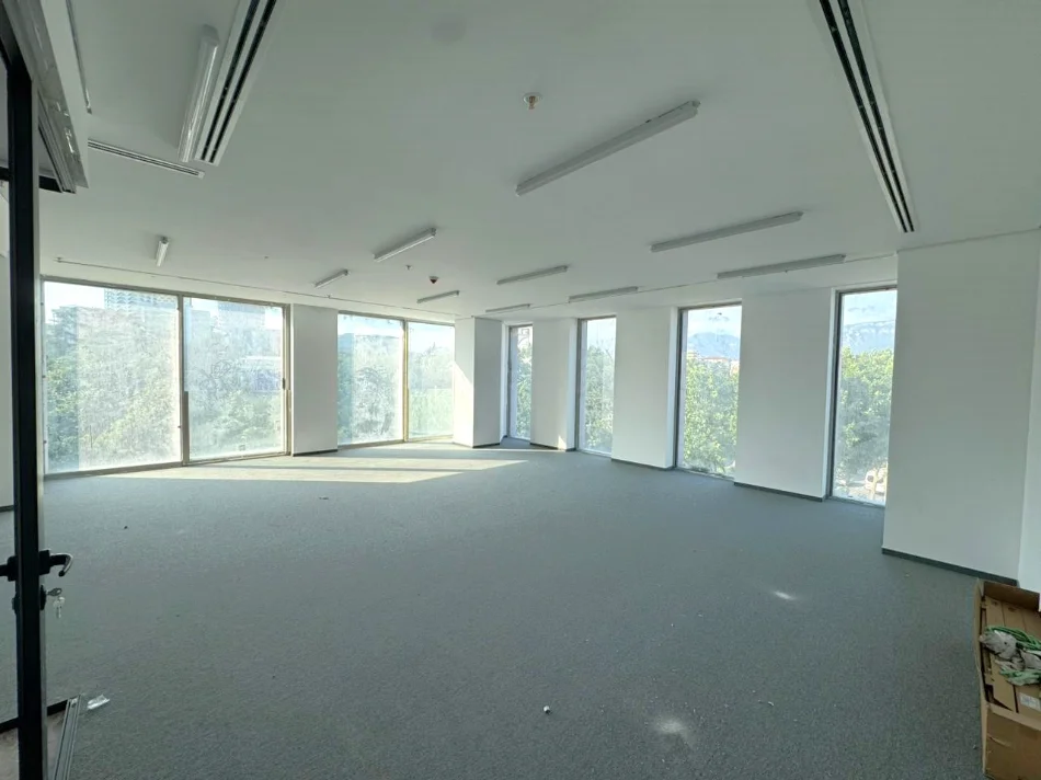Tirane, jepet me qera Studio Kati 3, 74 m² 3.000 € (Kisha)