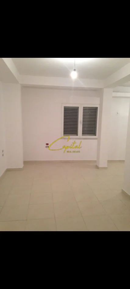 Tirane, jepet me qera apartament 3+1 Kati 2, 120 m² 350 € (XHAMLLIKU)