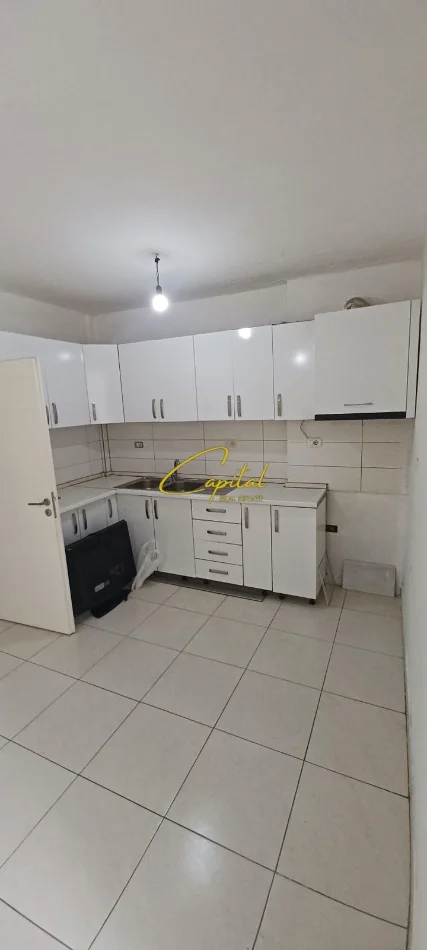Tirane, jepet me qera zyre Kati 2, 120 m² 400 € (XHAMLLIKU)