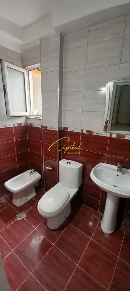 Tirane, jepet me qera apartament 3+1 Kati 2, 120 m² 350 € (XHAMLLIKU)