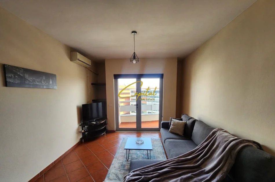 Tirane, jepet me qera apartament 1+1 Kati 9, 65 m² 450 € (PALLATI ME SHIGJETA)