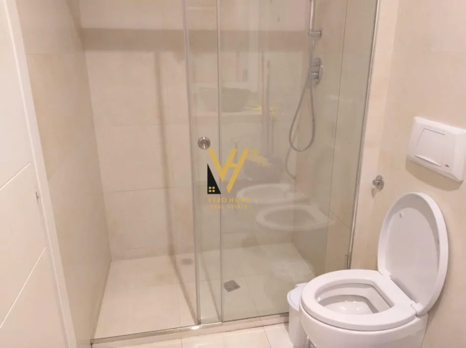 Tirane, jepet me qera apartament 1+1+Ballkon Kati 3, 79 m² 950 € (BLLOK)