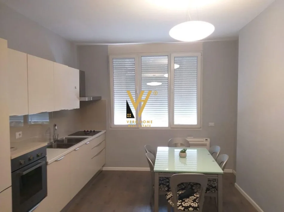 Tirane, jepet me qera apartament 1+1+Ballkon Kati 3, 79 m² 950 € (BLLOK)