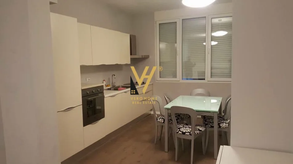Tirane, jepet me qera apartament 1+1+Ballkon Kati 3, 79 m² 950 € (BLLOK)
