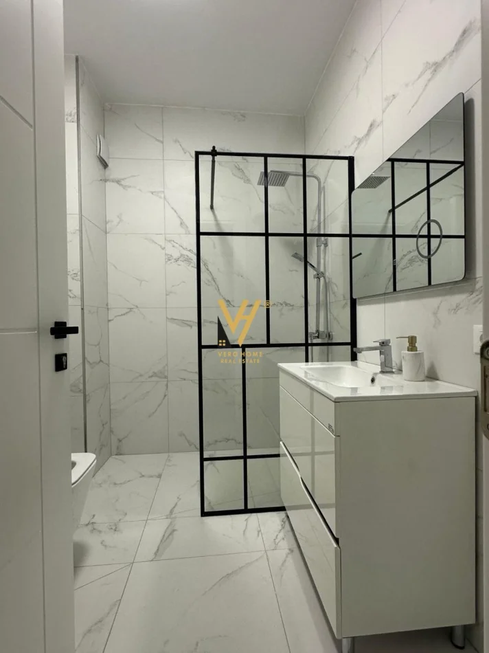 Tirane, jepet me qera zyre Kati 4, 77 m² 700 € (MYSLYM SHYRI)