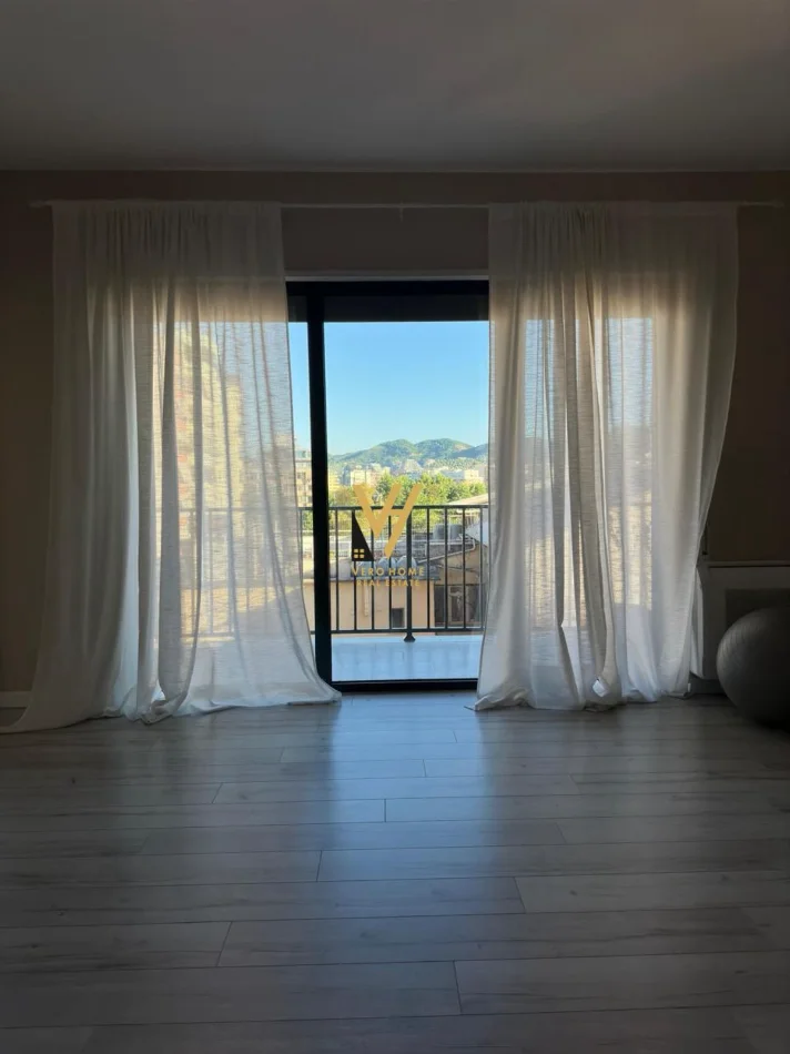 Tirane, jepet me qera zyre Kati 4, 77 m² 700 € (MYSLYM SHYRI)