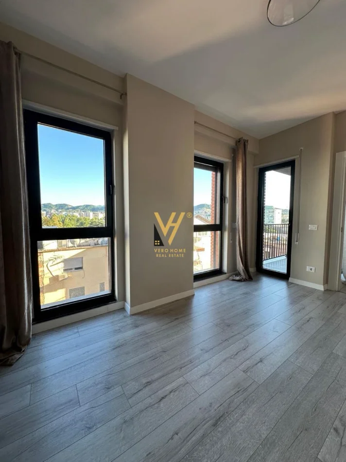 Tirane, jepet me qera zyre Kati 4, 77 m² 700 € (MYSLYM SHYRI)