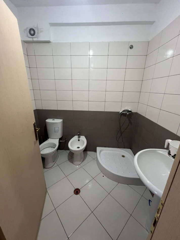Tirane, jepet me qera apartament 2+1 Kati 7, 50 m² 350 € (Unaza e Re)