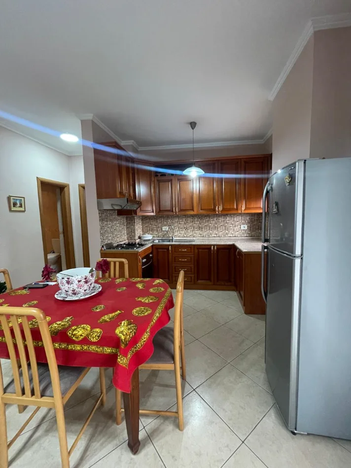 Tirane, jepet me qera apartament 1+1 Kati 10, 75 m² (QENDER)