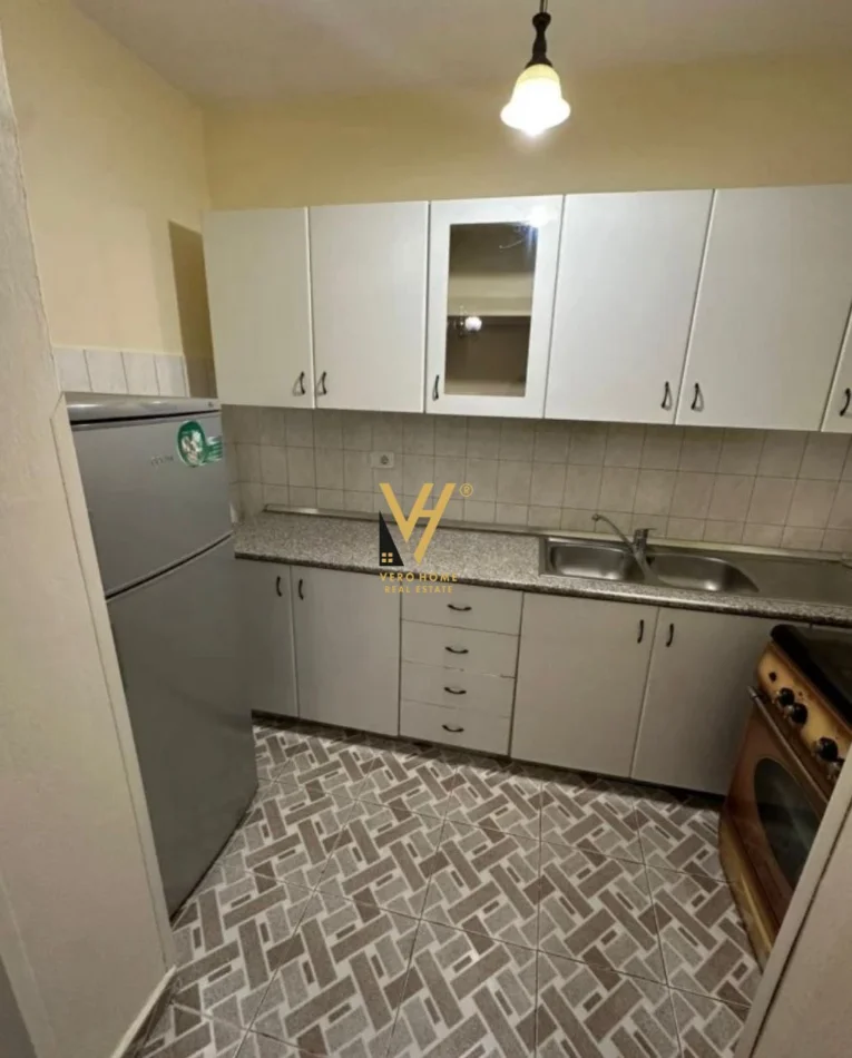 Tirane, jepet me qera apartament 2+1+Ballkon Kati 4, 90 m² 620 € (BULEVARDI ZOGU I PARE)