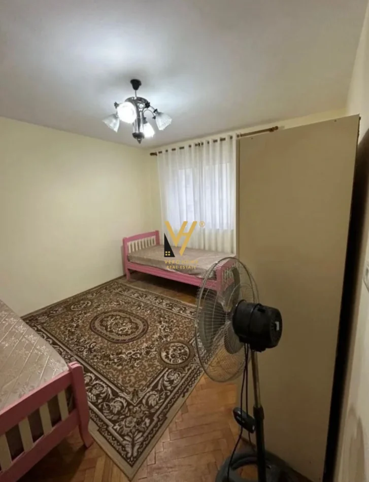 Tirane, jepet me qera apartament 2+1+Ballkon Kati 4, 90 m² 620 € (BULEVARDI ZOGU I PARE)